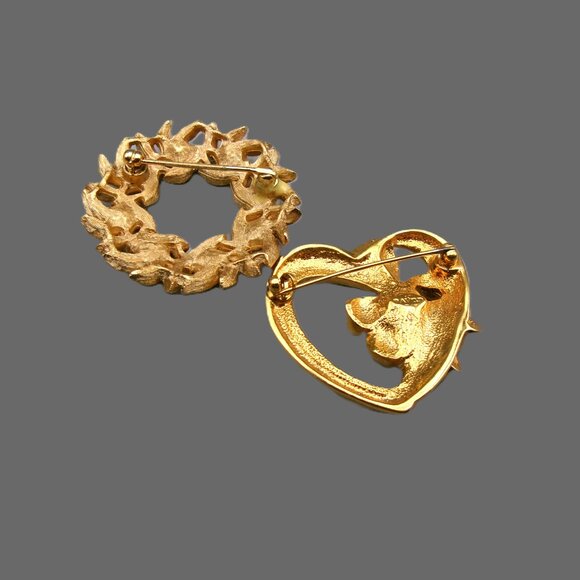 2 Avon Vtg Brooch Lot, Evening Creation Pearl Wreath, Ribbon Heart Emerald Gem - Picture 4 of 6